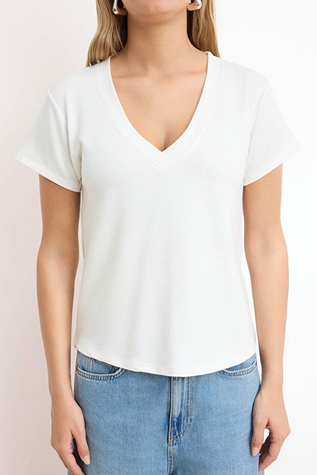 Ekru V Yaka Regular/Normal Kalıp Örme T-Shirt TWOSS25TS00196 - 3