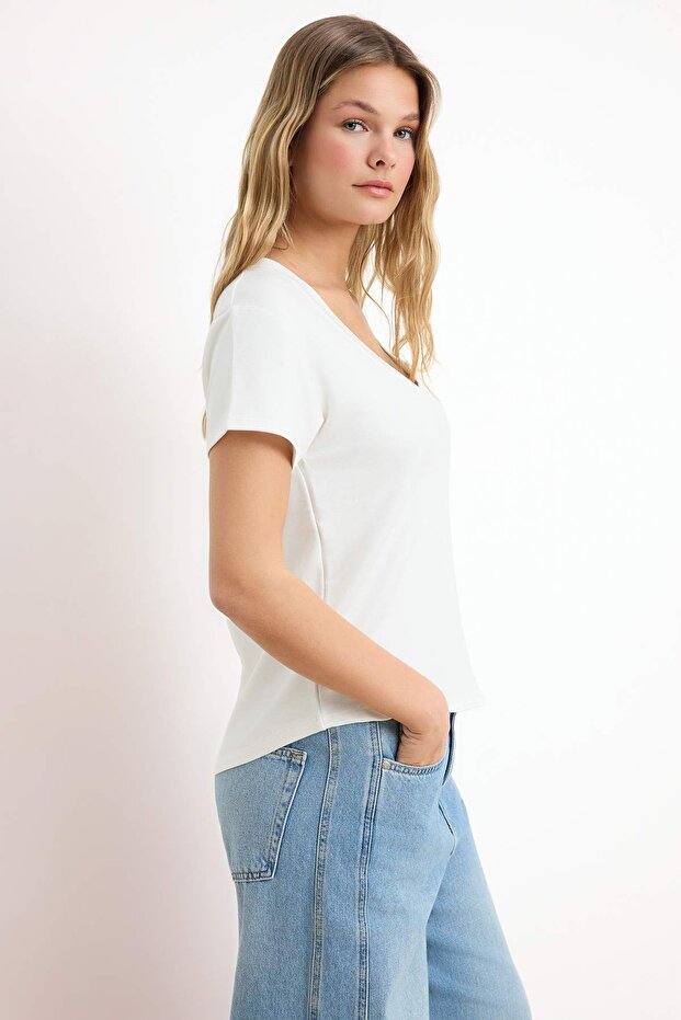 Trendyolmilla  Ekru V Yaka Regular/Normal Kalıp Örme T-Shirt TWOSS25TS00196 - Görsel 3