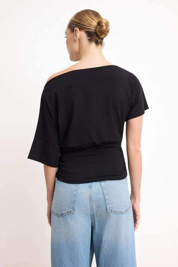 Siyah Fitted/Vücuda Oturan Asimetrik Yaka Büzgülü Crop/Kısa Pamuklu Esnek Örme Bluz TWOSS26BZ00337 - 4