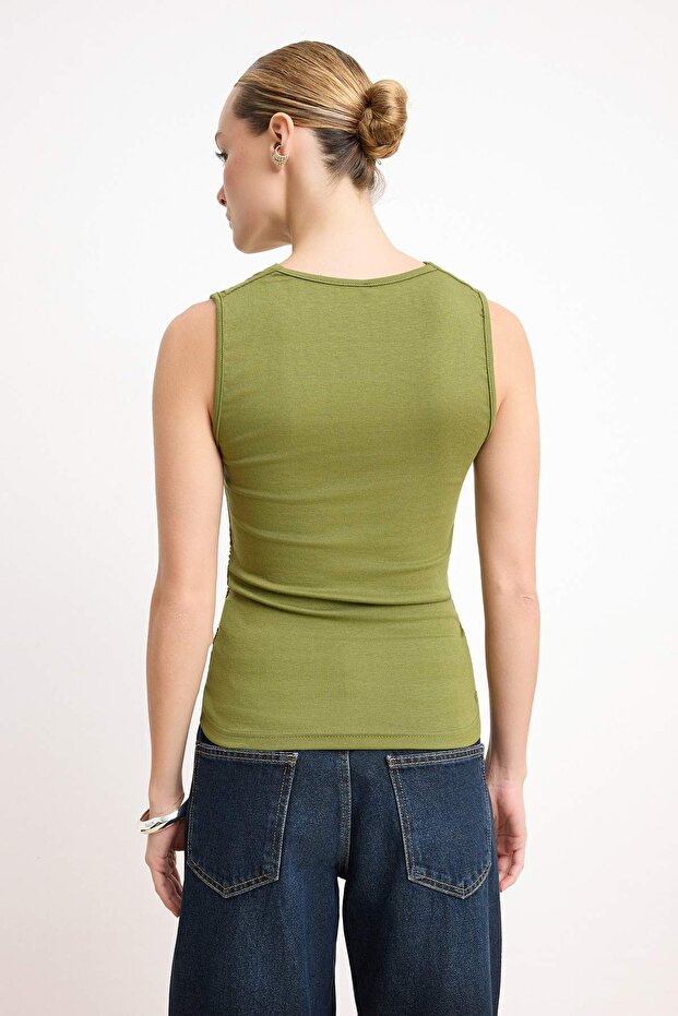 Haki Fitted/Vücuda Oturan Degaje Yaka Kolsuz Yumuşak Örme Bluz TWOSS26BZ00523 - 4