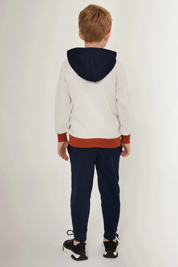 طقم بدلة رياضية بيضاء للأولاد - 5