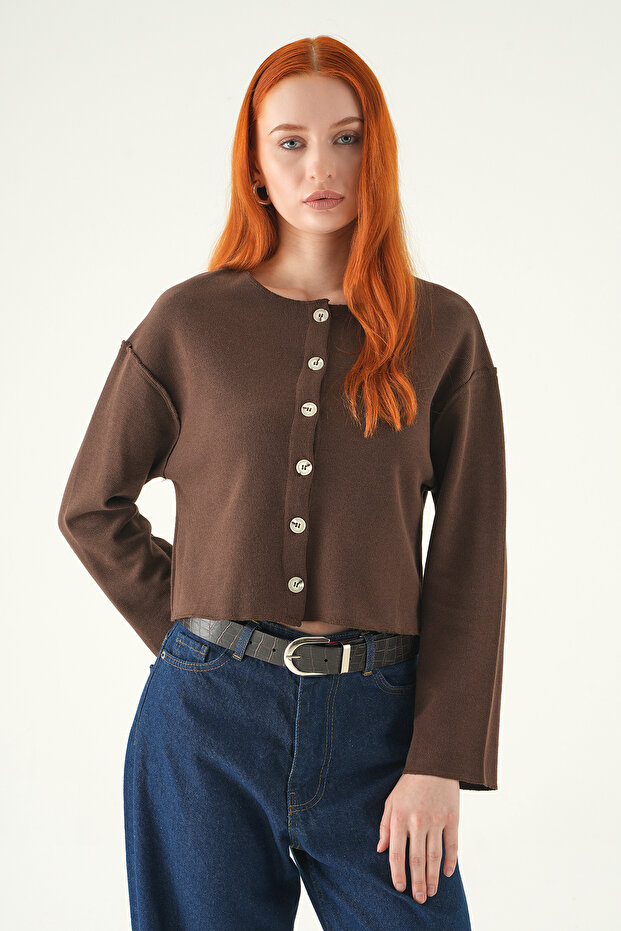 8273A بلوزة بياقة دائرية وأزرار باللون البني - 1