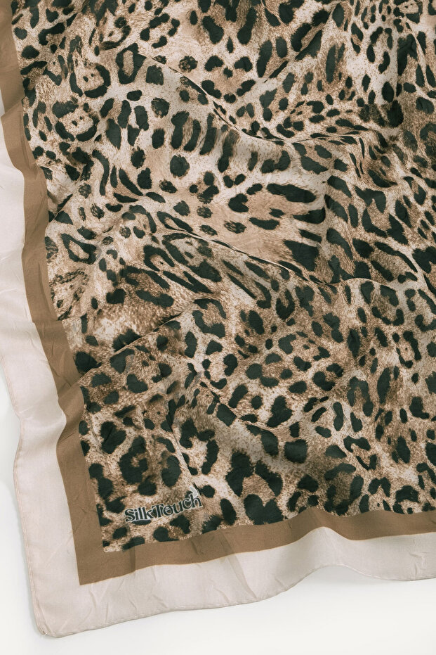 وشاح كراش منقوش باللون البيج - 3