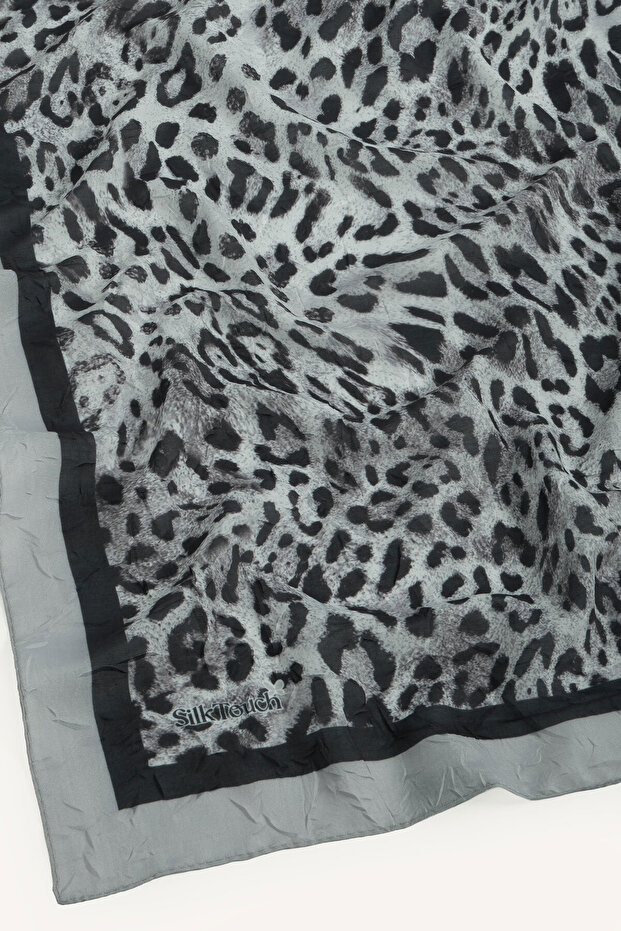 وشاح كاراش منقوش بنمط الفهد باللون الرمادي - 3