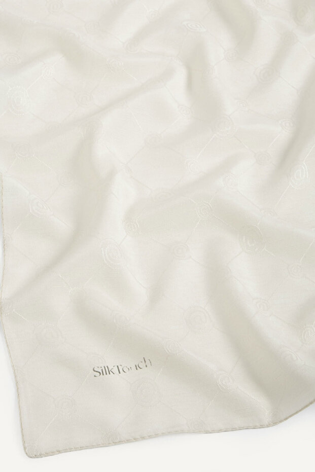 وشاح مرجاني بنمط مونوغرام باللون البيج - 3