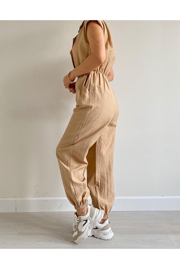 بذلة ركض مبطنة بأكمام منخفضة وأزرار ذهبية - 5