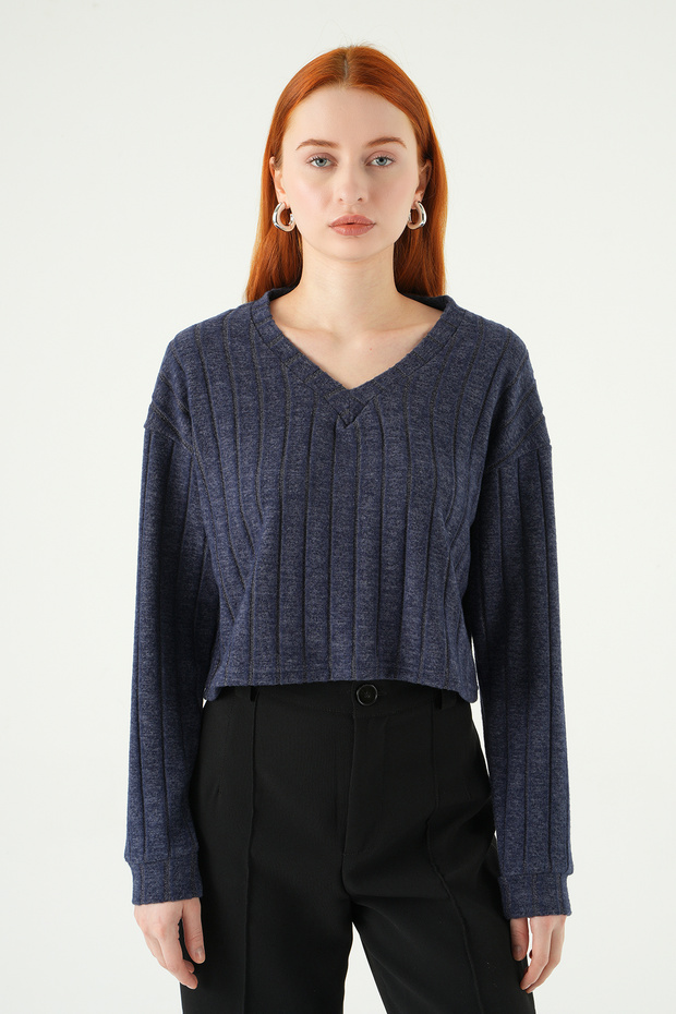 8259A بلوزة بياقة على شكل حرف V باللون الأزرق الداكن - 1