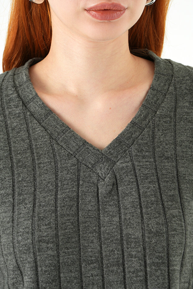 8259A بلوزة برقبة على شكل حرف V أنثراسايت - 4