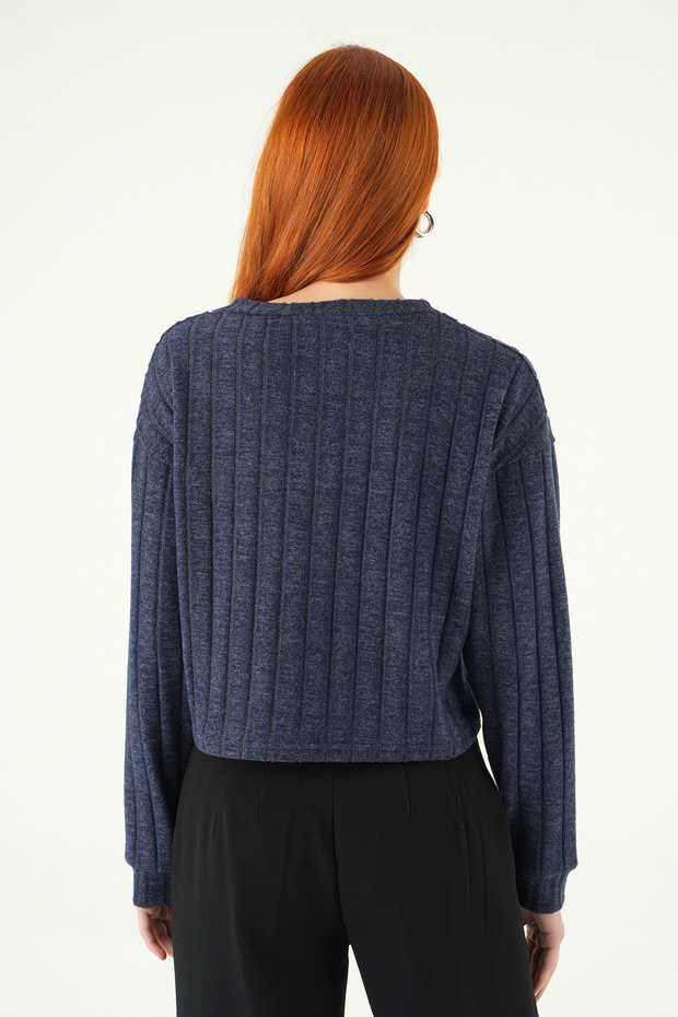 8259A بلوزة بياقة على شكل حرف V باللون الأزرق الداكن - 5