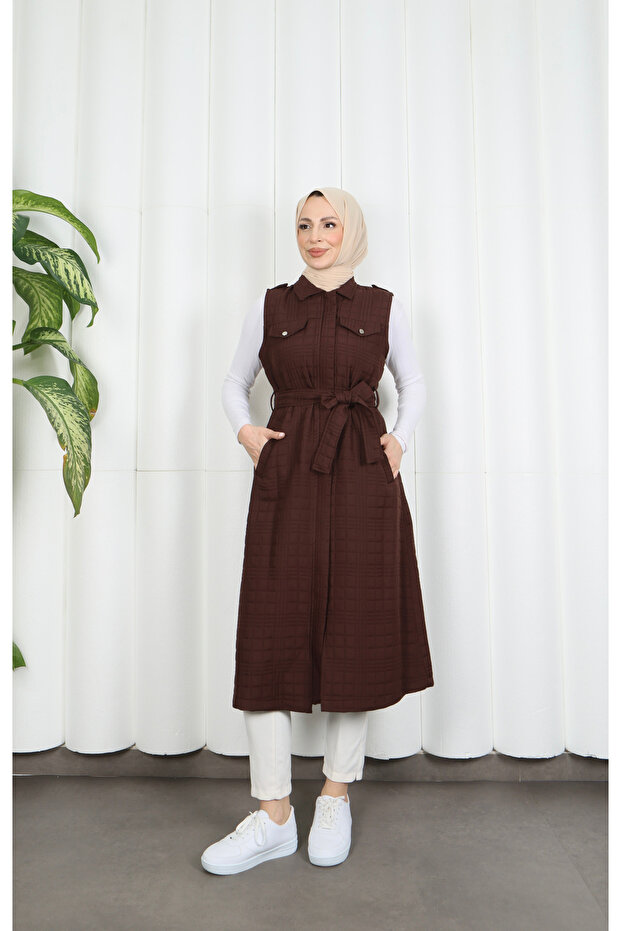 Pocket flap detailed quilted vest in dark brown hnt7117