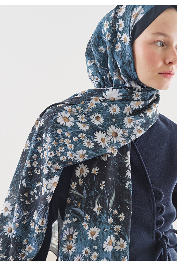شال من القطن والفسكوز بنقشة زهرة الأقحوان الصغيرة باللون الأزرق الداكن - 4