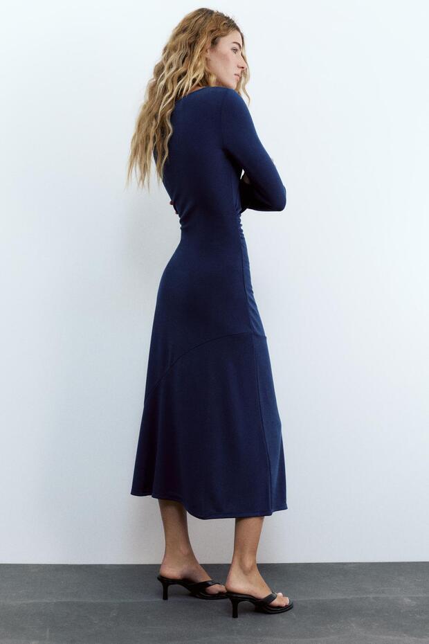 Dökümlü akışkan cupro midi elbise - 5