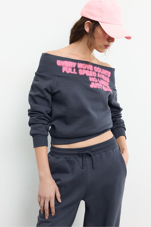 سويت شيرت واسع بياقة قارب - 3