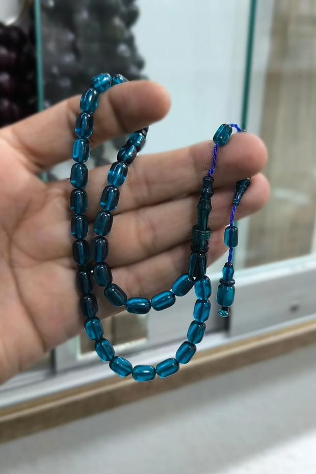 سبحة من العنبر المحروق مقطوعة على شكل كبسولة، مصنوعة بحرفية عالية ونظام خاص