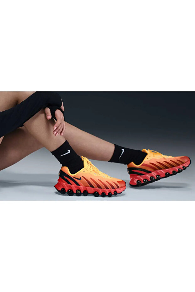 حذاء Air Max Dn8 باللون البرتقالي والأسود (مقاس ضيق، اشتري مقاسًا كبيرًا واحدًا)