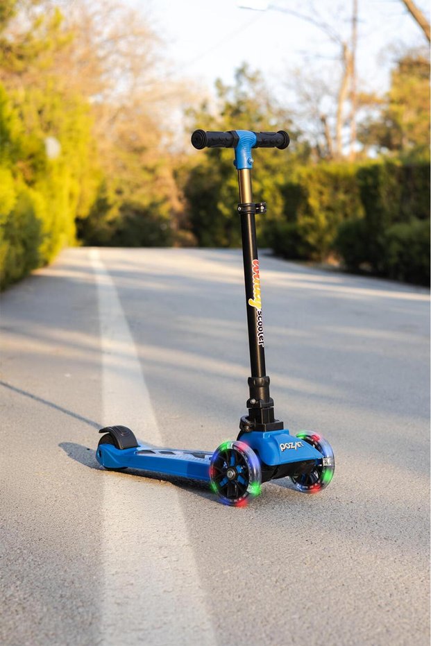 P Winky 3-Wheeled Scooter with Led Lights, Foldable, 90kg Carrying Capacity, Can Be Used by Ages 3+ and Above