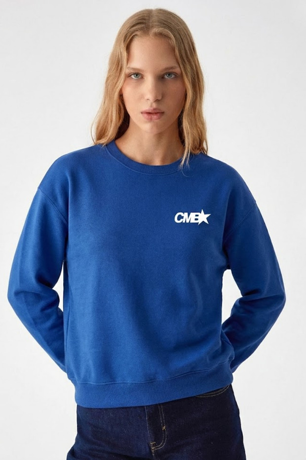 سويت شيرت نسائي فضفاض باللون الأزرق مطبوع عليه نص CMB