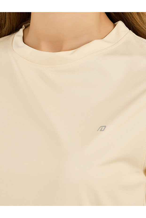 بلوزة أساسية بأكمام قصيرة وياقة مستديرة وشعار - 3