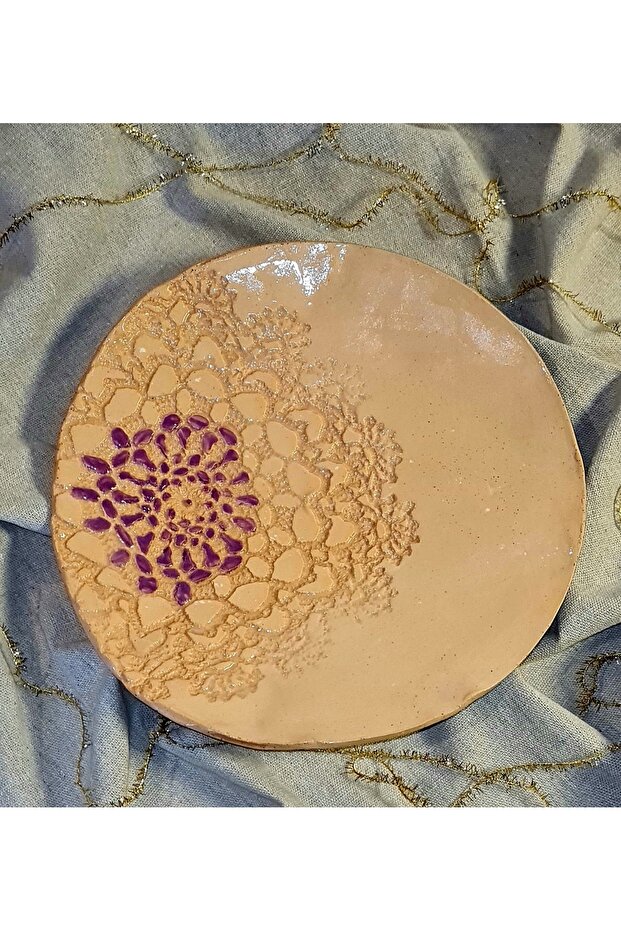 طبق تقديم من السيراميك مصنوع يدويًا من الدانتيل - 4