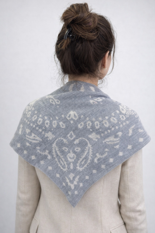 Desenli Çift Taraflı Triko Üçgen Fular - 2