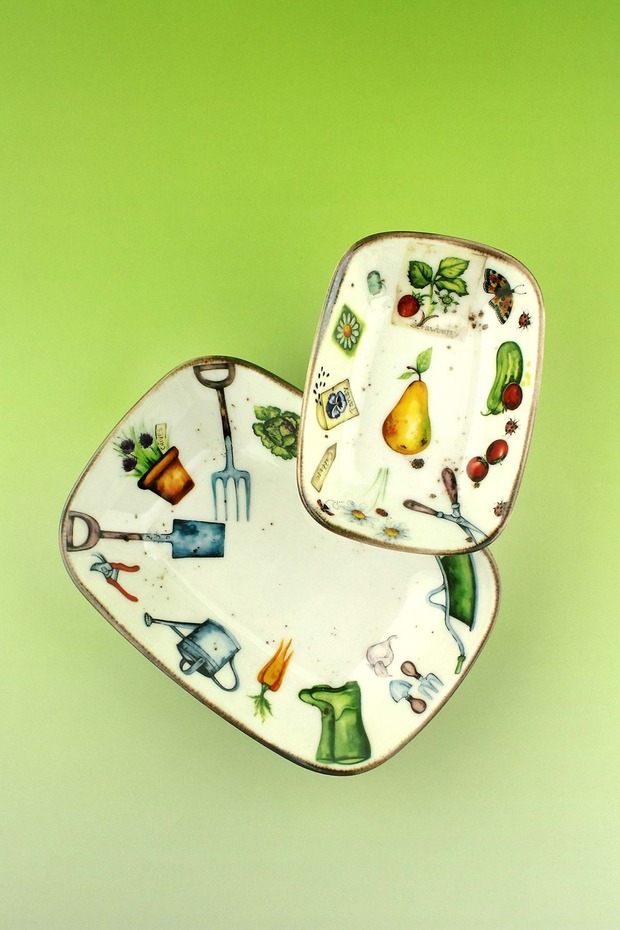 Retro Gardener 2 Size Porcelain Kayak Plate