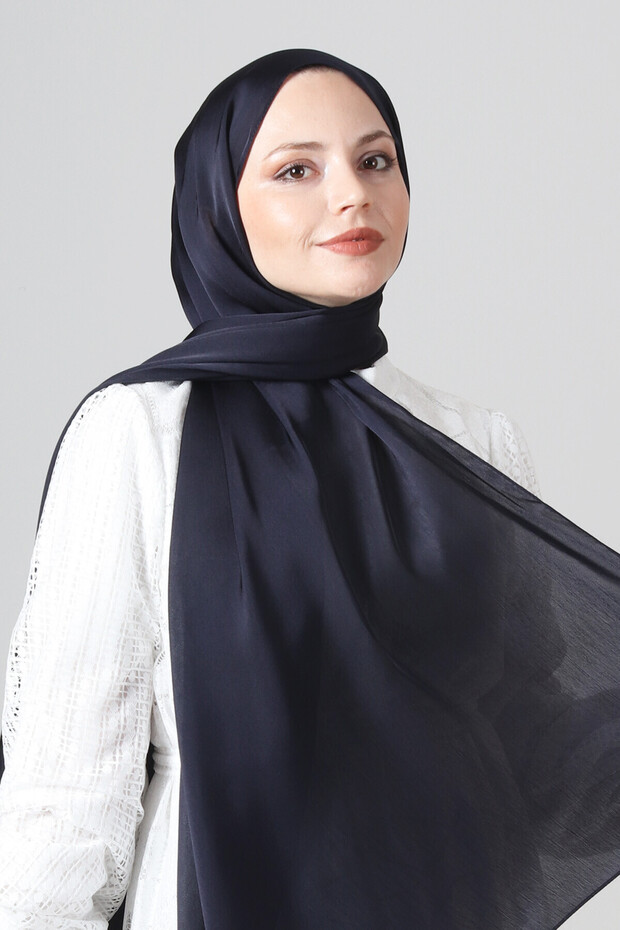 شال كومو من الساتان باللون الأزرق الداكن