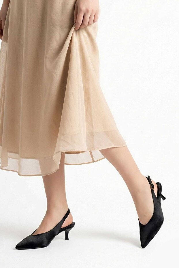 حذاء بكعب قصير من الساتان الأسود - 3