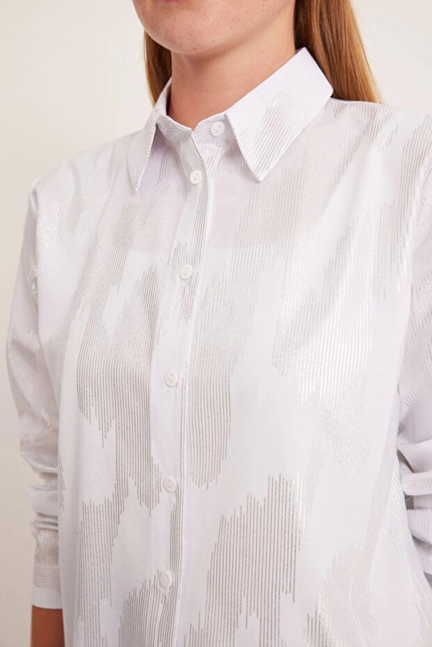 قميص منقوش برقائق الفضة البيضاء 20253 - 4