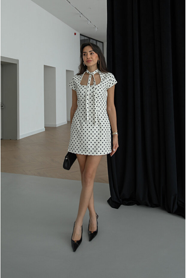 فستان أبيض منقوش بنقاط مع شورت