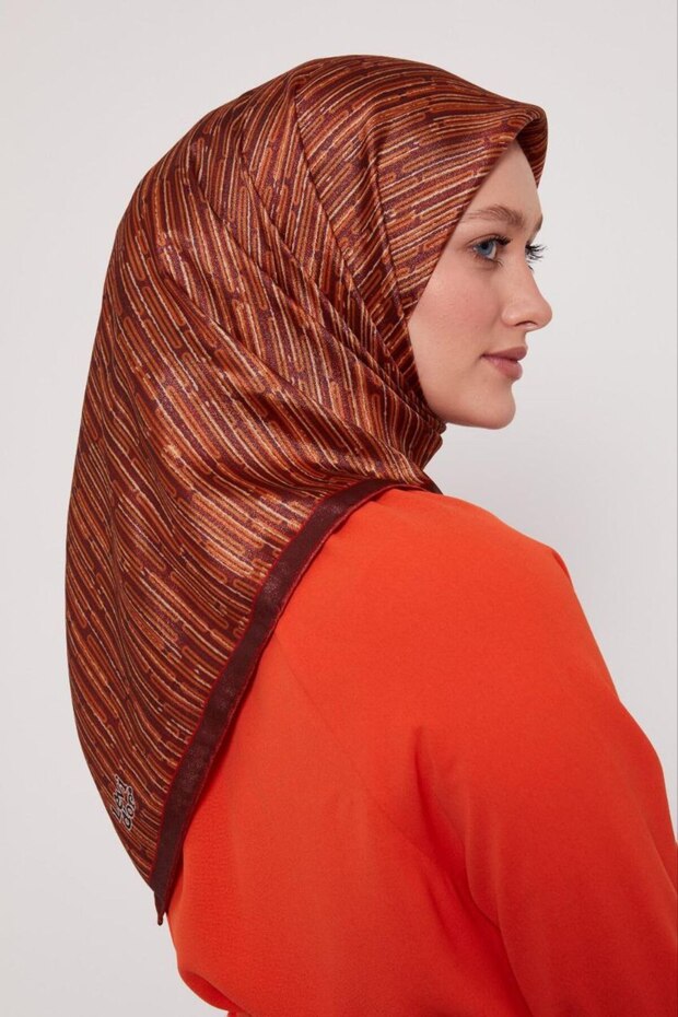 وشاح كريستالي لامع بنمط مخطط - 1