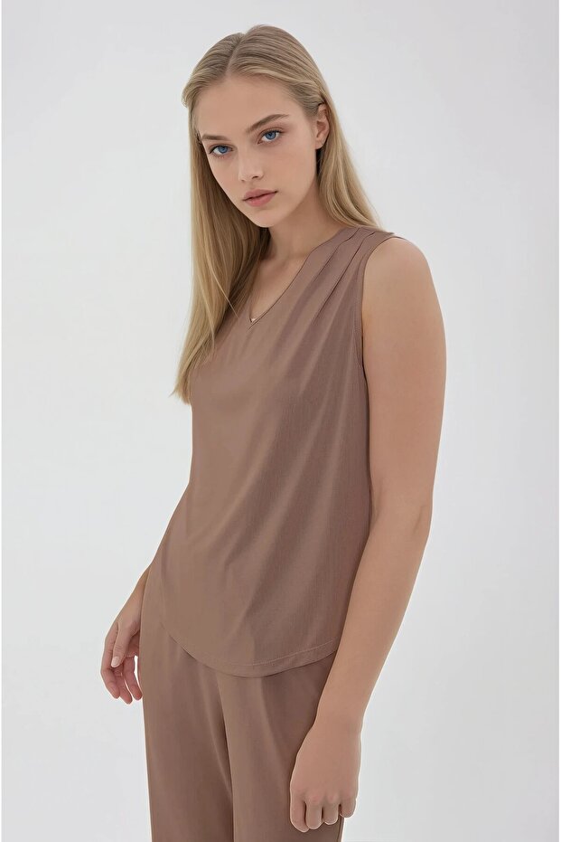 بلوزة بياقة على شكل حرف V وأكتاف مطوية - 1