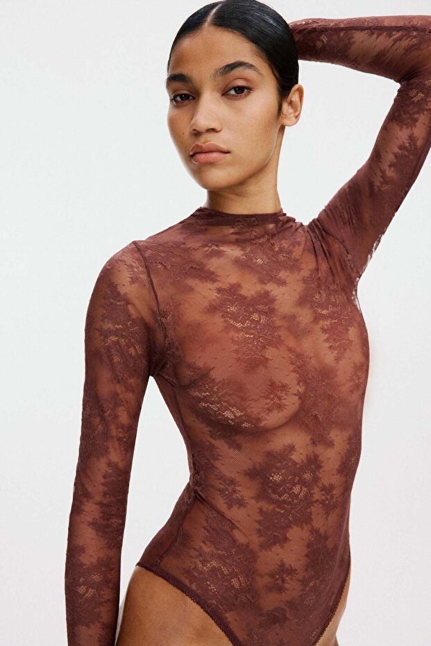 Long-sleeved lace body