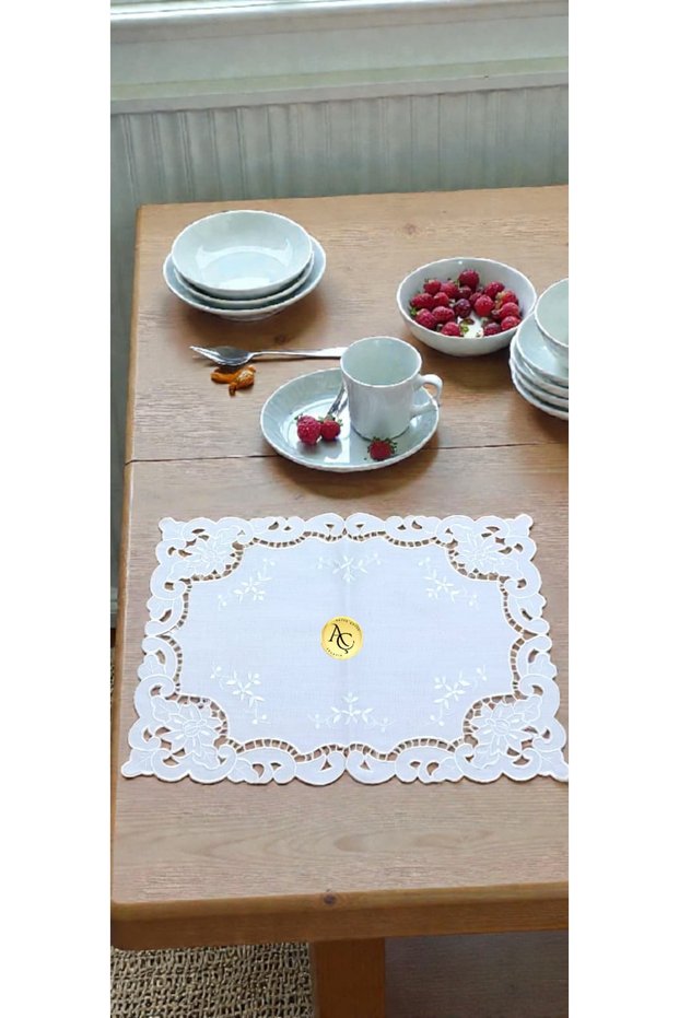 Embroidered Cut-Out Plate American Service Plate (1 Piece)