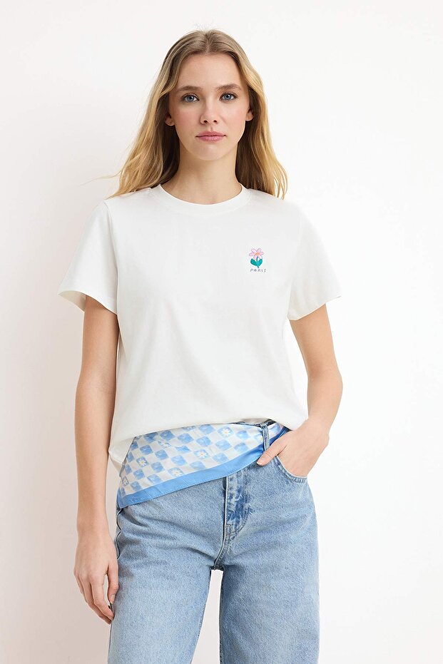 Ekru Regular/Normal Kalıp Kısa Kollu Nakışlı Tok %100 Pamuk Örme T-Shirt TWOSS26TS00016 - 1