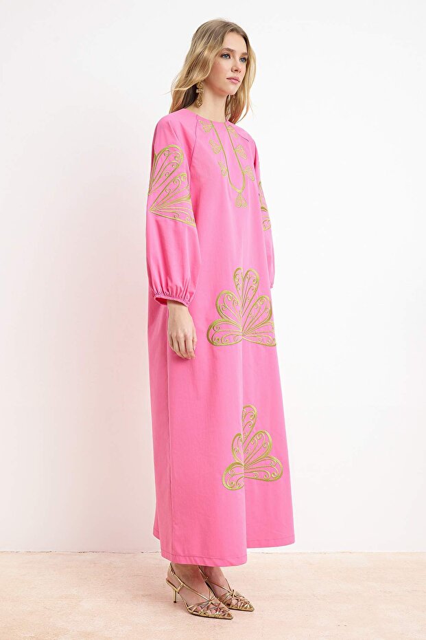 Nasiba Hafiz x Trendyol Collection Pembe Nakış Detay Dokuma Poplin Tesettür Elbise TCTSS26EB00090 - 5