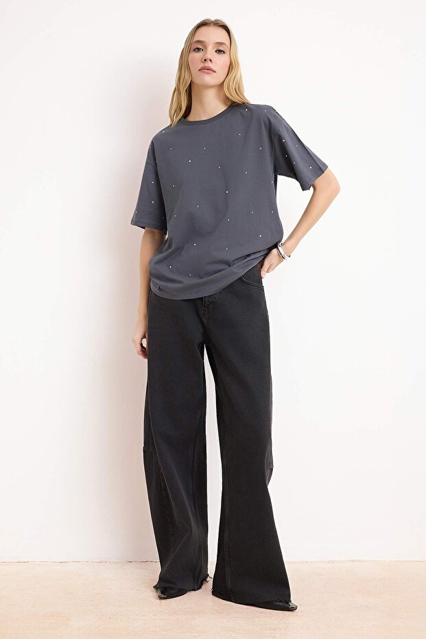 Antrasit %100 Pamuk Taş Detaylı Relaxed/Geniş Rahat Kesim Bisiklet Yaka Örme T-Shirt TWOSS23TS00153 - 2
