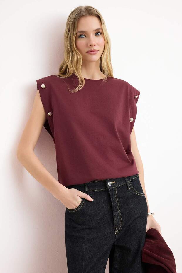 Trendyolmilla  Bordo %100 Pamuk Düğme Detaylı Vatka Görünümlü Basic Bisiklet Yaka Örme T-Shirt TWOSS23TS00016 - Görsel 3