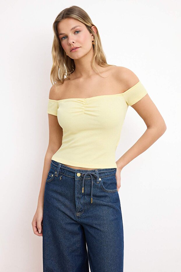 Sarı Fitted/Vücuda Oturan Carmen Yaka Kısa Kollu Büzgülü Fitilli Esnek Örme Bluz TWOSS26BZ00074 - 2