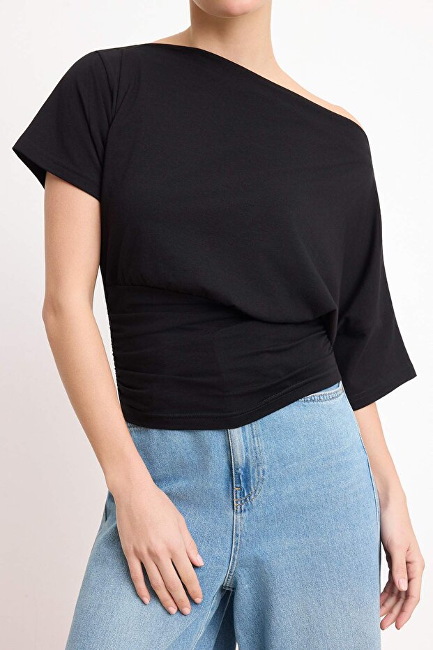 Siyah Fitted/Vücuda Oturan Asimetrik Yaka Büzgülü Crop/Kısa Pamuklu Esnek Örme Bluz TWOSS26BZ00337 - 3