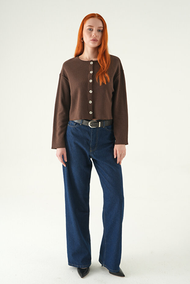 8273A بلوزة بياقة دائرية وأزرار باللون البني - 3