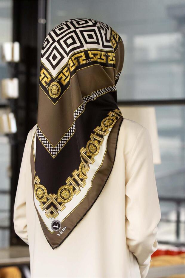 وشاح Twill مخطط بنمط باروكي بلون المنك مقاس 90x90 (لا يشمل الحرير)