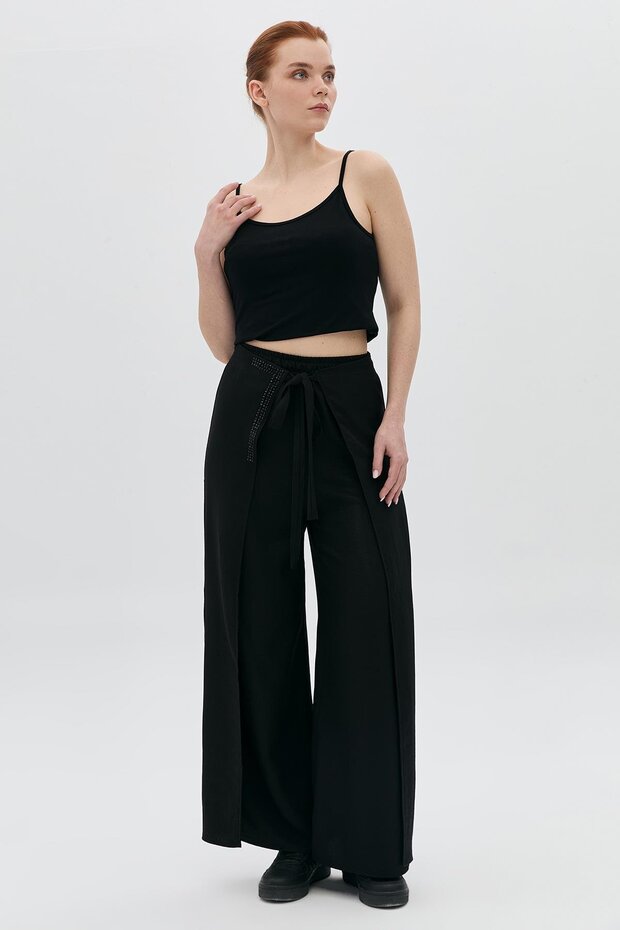 بنطال مزين بالأحجار مع ربطات جزئية - 1