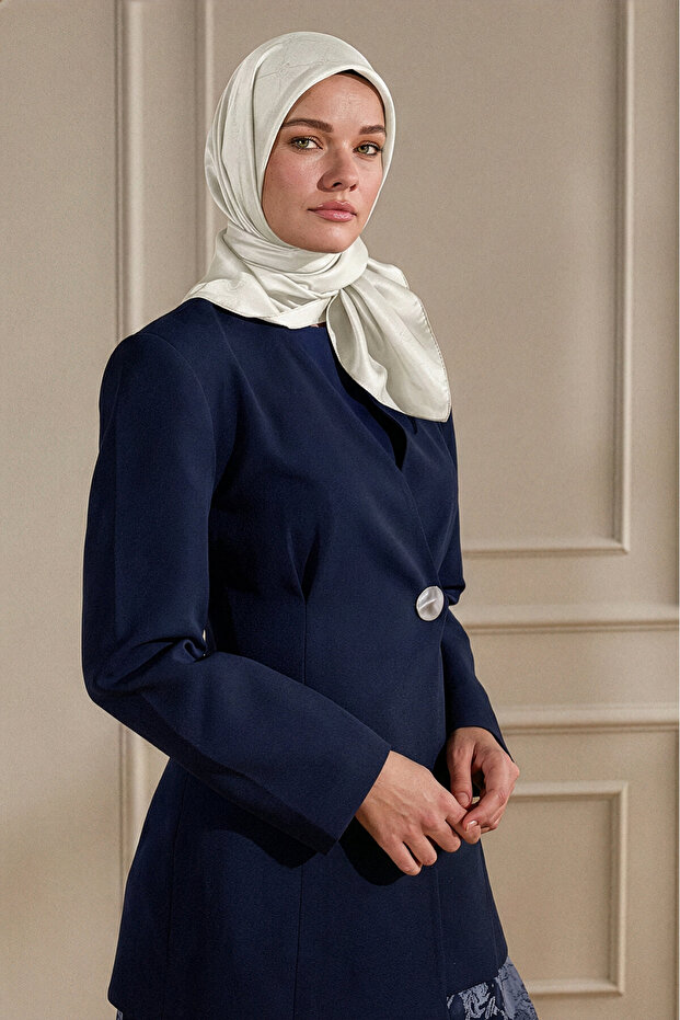 وشاح مرجاني بنمط مونوغرام باللون البيج - 1