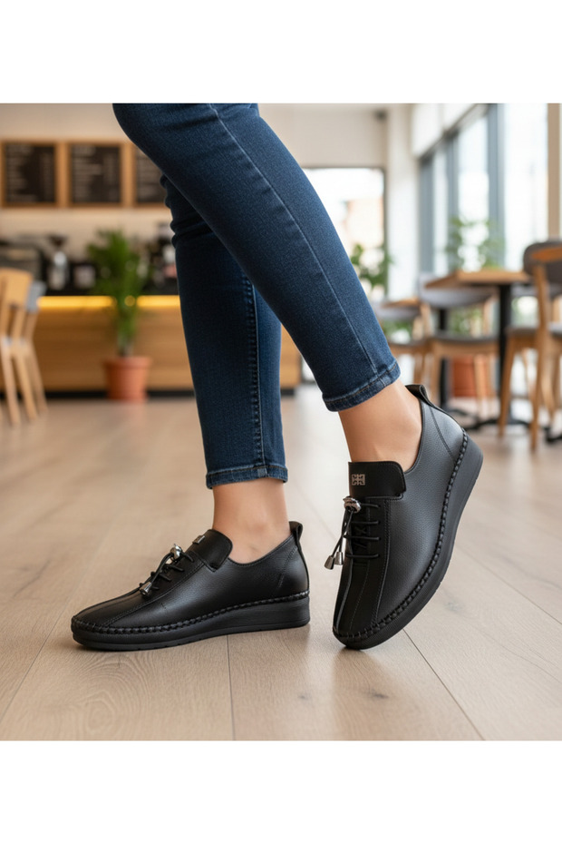 Warte Black Leather Lace-Up Sneakers