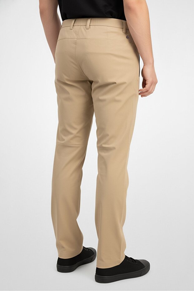 بنطلون تشينو رجالي بقصة عادية، لون بيج، بجيوب بسحاب. - 4