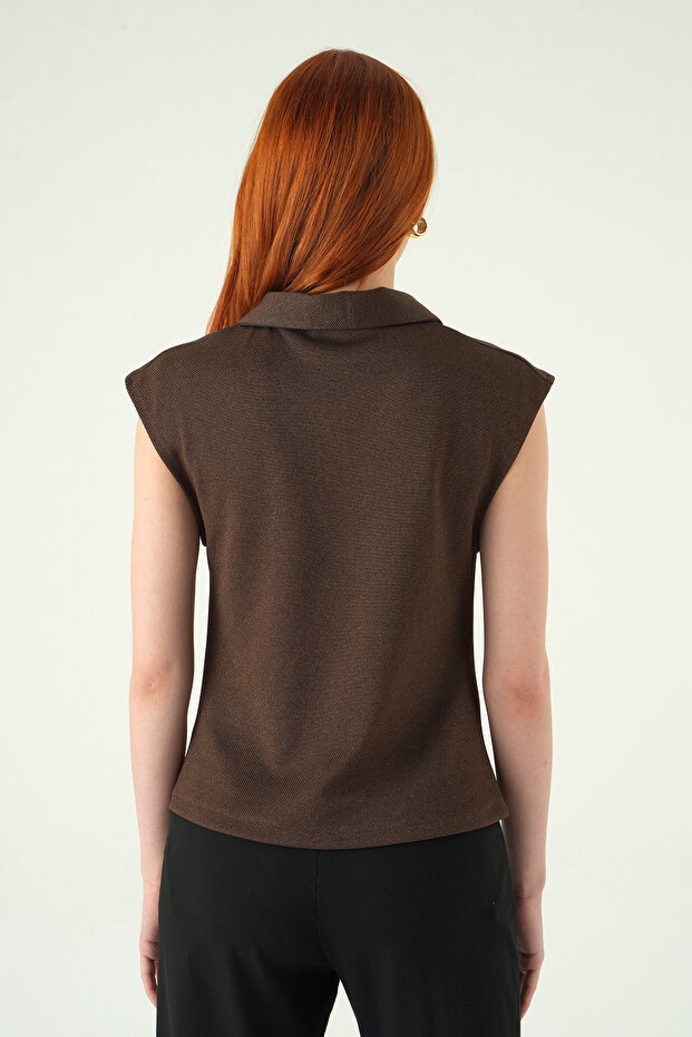 8406A بلوزة بأزرار أمامية باللون البني - 5