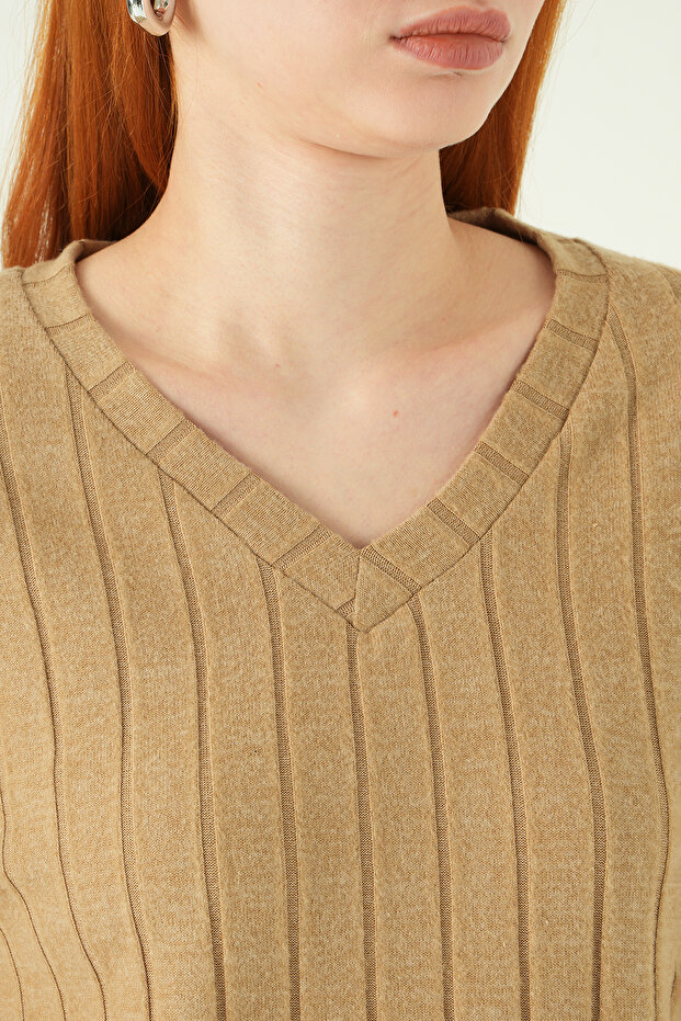 8259A بلوزة برقبة على شكل حرف V من فرو المنك - 4