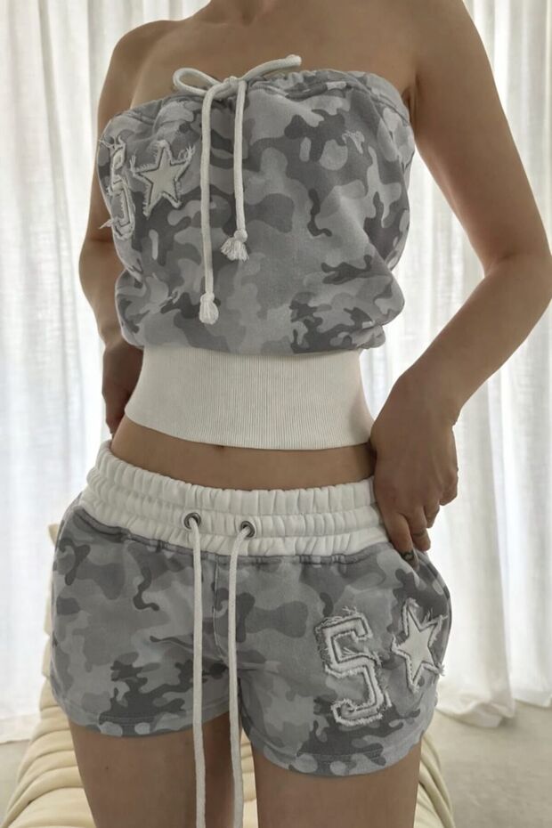 طقم شورت بدون أكتاف بتصميم كامو رمادي - 2
