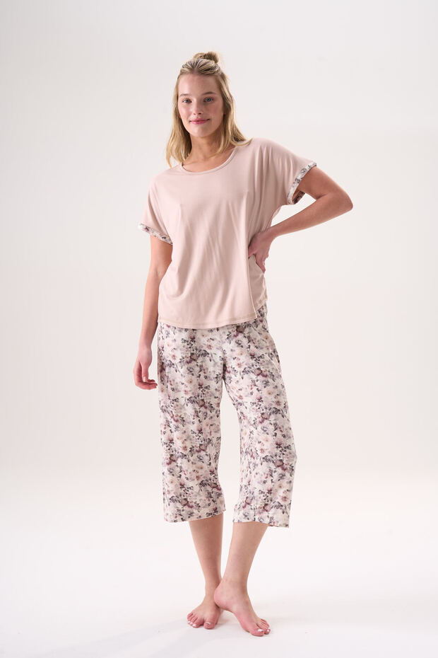 Short Sleeve Six Floral Patterned Bamboo Fabric Women's Capri Suit 26404