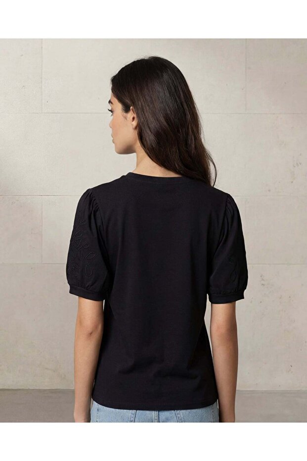 بلوزة نسائية سوداء سادة من الجيرسي - 4